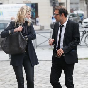 Nicolas Bedos arrive à trottinette et rejoint sa compagne Pauline Desmonts pour l'hommage à Jean-Loup Dabadie en l'église Saint-Germain-des-Prés à Paris le 23 septembre 2020. C'est la première apparition officielle du couple.