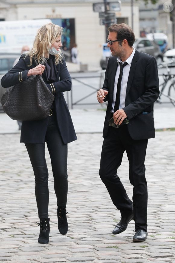 Nicolas Bedos arrive à trottinette et rejoint sa compagne Pauline Desmonts pour l'hommage à Jean-Loup Dabadie en l'église Saint-Germain-des-Prés à Paris le 23 septembre 2020. C'est la première apparition officielle du couple.