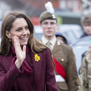 Son manteau était cintré avec épaulettes et boutons foncés, complété d’une broche jaune symbolique de la Saint David.

Le Prince William, le Prince de Galles, et Catherine, la Princesse de Galles, visitent Powys, à l'occasion de la fête de la Saint Davids. Photo par GOFF  / BESTIMAGE