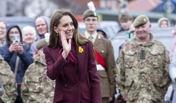 Son manteau était cintré avec épaulettes et boutons foncés, complété d’une broche jaune symbolique de la Saint David.

Le Prince William, le Prince de Galles, et Catherine, la Princesse de Galles, visitent Powys, à l'occasion de la fête de la Saint Davids. Photo par GOFF  / BESTIMAGE