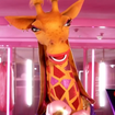 Mask Singer 2025 : Les premiers indices sur la Girafe dévoilés, Kev Adams pourrait être sur la bonne piste