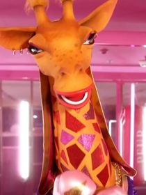 "S'il vous plait ! " : Un enquêteur a reconnu la Girafe (Mask Singer 7) mais n'a pas pu valider son pronostic, pourquoi ?