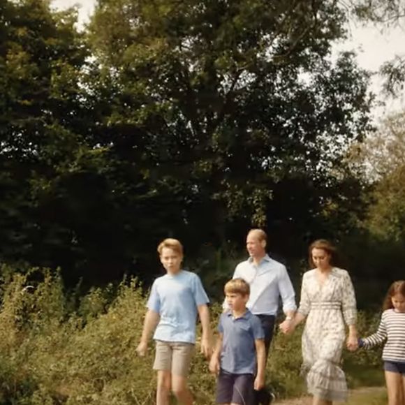 Il pourrait néanmoins s'agir du chien des parents de Kate Middleton ou de son frère James
Kate Middleton en a fini avec la chimiothérapie et annonce dans une vidéo publiées sur les réseaux sociaux le 9 septembre 2024 qu’elle reprend ses activités.
Traitée pour un cancer dont elle n’a pas dévoilé la nature, la princesse de Galles a publié une vidéo où on la voit notamment entourée du prince William et de leurs enfants, le prince George, la princesse Charlotte et le prince Louis.
© Prince and Princess of Wales Instagram via Bestimage