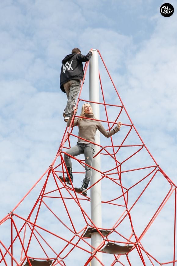 Exclusif - Tonya Kinzinger avec son fils lors de l'inauguration de Futuropolis, la nouvelle ville des enfants, dans le parc du Futuroscope à Poitiers le 13 avril 2019. 

© Philippe Doignon / Bestimage