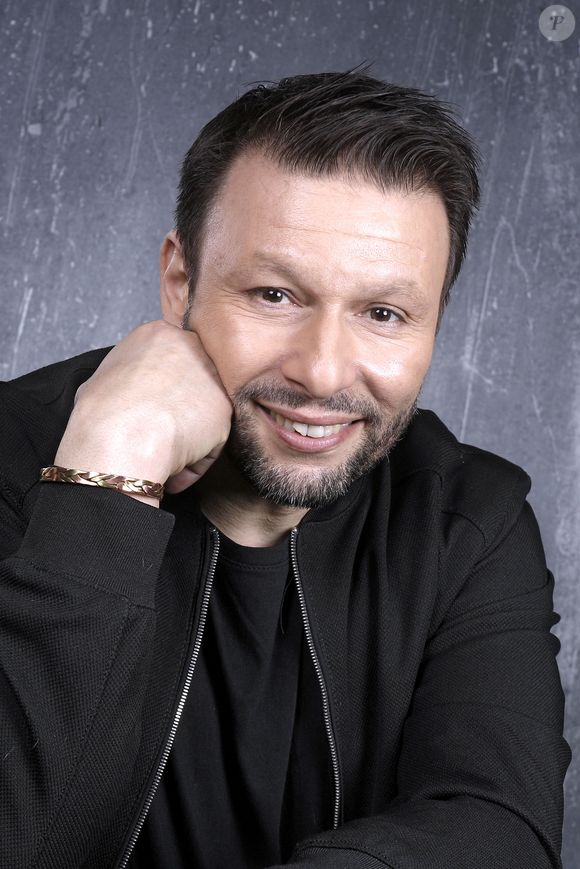Tout comme Raymond Aabou.

Exclusif - Portrait de Raymond Aabou à Paris, le 20 mars 2005.
© Cédric Perrin/Bestimage
