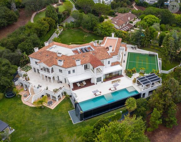 Vues aériennes de la nouvelle maison de The Weeknd à Los Angeles, d'une valeur de 70 millions de dollars. Récemment le chanteur de "Blinding lights" avait vendu sa précédente résidence à Madonna avant d'acquérir cette gigantesque demeure, composée notamment d'un studio d'enregistrement, un sauna, une piscine intérieure, un hammam. 2021, Usa. Crédit Backgrid Usa / Bestimage
