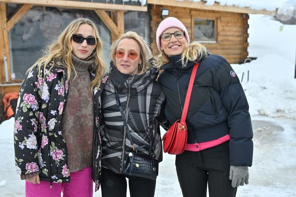 Chloé Jouannet, Audrey Lamy, Alexandra Lamy assistant à une séance de conduite sur glace lors du 27e Festival du film de l'Alpe d'Huez à l'Alpe d'Huez, France, le 19 janvier 2024. Photo par Julien Reynaud/APS-Medias/ABACAPRESS.COM