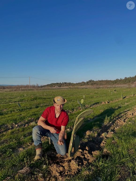 Il partage régulièrement l’évolution de son projet, montrant son travail artisanal sur le terrain et sa passion pour l’agriculture.

Ludovic, candidat de l'Amour est dans le pré, se consacre pleinement à son nouveau projet. Capture d'écran Instagram
