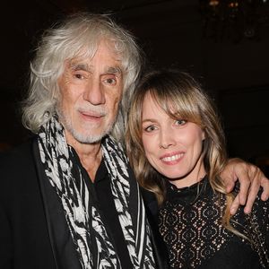 Marié depuis le 24 juillet 2021 avec Laetitia Brichet, de 34 ans sa cadette, Louis Bertignac a trouvé son équilibre. 

Louis Bertignac et sa femme Laetitia à la soirée de gala pour la Fondation de la Recherche en Physiologie au Four Seasons Hôtel George V à Paris. 

© Coadic Guirec/Bestimage