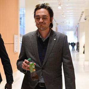 Il s'est désisté d'une autre assignation une semaine avant le procès

Alain-Fabien Delon arrive au tribunal correctionnel de Paris pour avoir enregistré et diffusé avec son frère Anthony Delon une conversation de leur sœur, Anouchka, avec leur père, le 5 janvier 2024, à l'époque où les désaccords de la fratrie concernant la santé d'Alain Delon, à Paris, France, le 17 mars 2026. Anthony Delon et Anouchka sont absents. © Clément Prioli/Bestimage