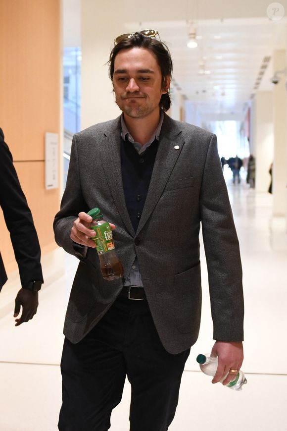 Il s'est désisté d'une autre assignation une semaine avant le procès

Alain-Fabien Delon arrive au tribunal correctionnel de Paris pour avoir enregistré et diffusé avec son frère Anthony Delon une conversation de leur sœur, Anouchka, avec leur père, le 5 janvier 2024, à l'époque où les désaccords de la fratrie concernant la santé d'Alain Delon, à Paris, France, le 17 mars 2026. Anthony Delon et Anouchka sont absents. © Clément Prioli/Bestimage
