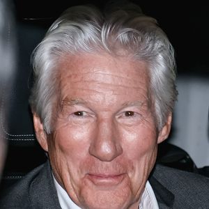 "C’est une chochotte absolue", a-t-elle révélé à Éric Dussart, avant d’expliquer ce qui s’était passé en coulisses après ce refus de goûter des fromages forts.

Richard Gere arrive à la projection du film Dalai Lama - The Wisdom of Happiness (Sagesse du bonheur) entouré de fans à Anteo Palazzo del Cinema, Milan, Italie le 25 mai 2025. Photo by Alessandro Bremec/IPA/ABACAPRESS.COM