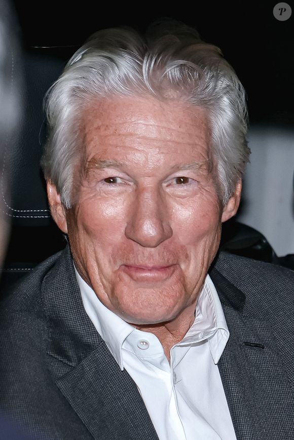 "C’est une chochotte absolue", a-t-elle révélé à Éric Dussart, avant d’expliquer ce qui s’était passé en coulisses après ce refus de goûter des fromages forts.

Richard Gere arrive à la projection du film Dalai Lama - The Wisdom of Happiness (Sagesse du bonheur) entouré de fans à Anteo Palazzo del Cinema, Milan, Italie le 25 mai 2025. Photo by Alessandro Bremec/IPA/ABACAPRESS.COM