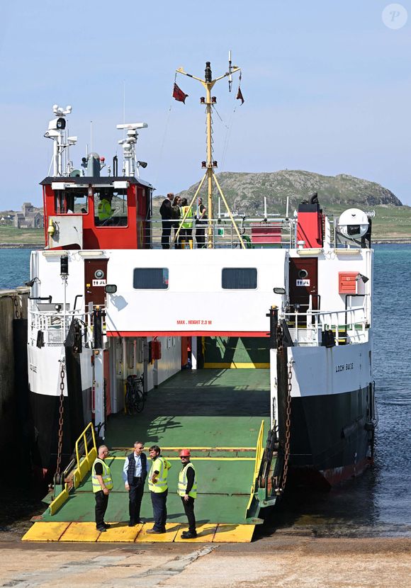 Le prince William et Kate Middleton, connus sous le nom de duc et duchesse de Rothesay lorsqu'ils sont en Écosse, rencontrent les responsables du service public de ferry ainsi que les membres de la communauté qui l'utilisent avant de prendre le ferry pour traverser l'eau jusqu'à l'île d'Iona, le dernier jour de la visite royale sur l'île de Mull, au Royaume-Uni, le 30 avril 2025. Photo par Doug Peters/EMPICS Entertainment/PA Wire/ABACAPRESS.COM