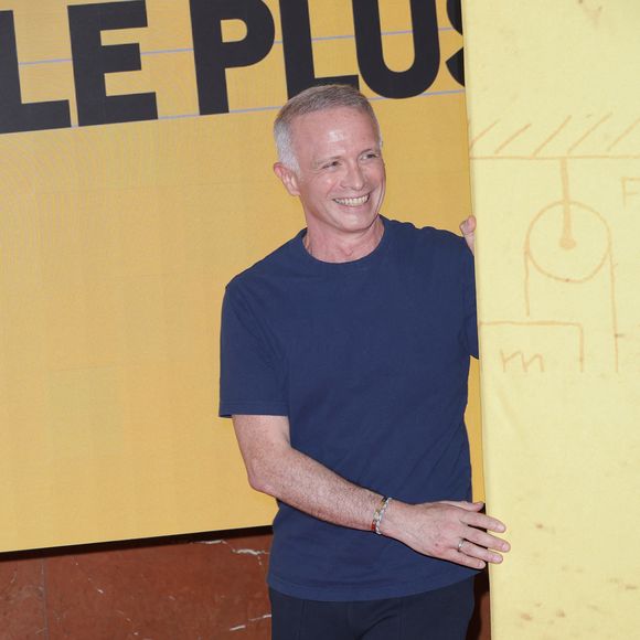 Samuel Etienne est revenu sur sa rencontre avec sa femme lors de l'émission baptisée "Insomnie" sur Francetv Slash

Samuel Etienne - Photocall du casting du jeu télévisé de la saison 2 "Qui sera le plus nul ?" sur TF1 à Boulogne-Billancourt le 22 juin 2026. © Coadic Guirec/Bestimage