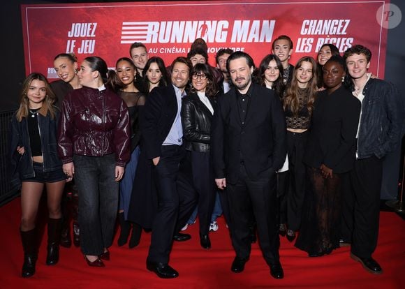 Alexia Laroche-Joubert, Edgar Wright, Glen Powell et les élèves de la Star Academy 2025 (G-D) Mélissa, Léa, Lily, Ambre, Léane, Léo, Noah, Théo P., Jeanne, Victor, Anouk, Ema, Sarah et Bastiaan lors de la première de Running Man au cinéma UGC Ciné Cité Bercy à Paris le 3 novembre 2025.
© Denis Guignebourg / Bestimage
