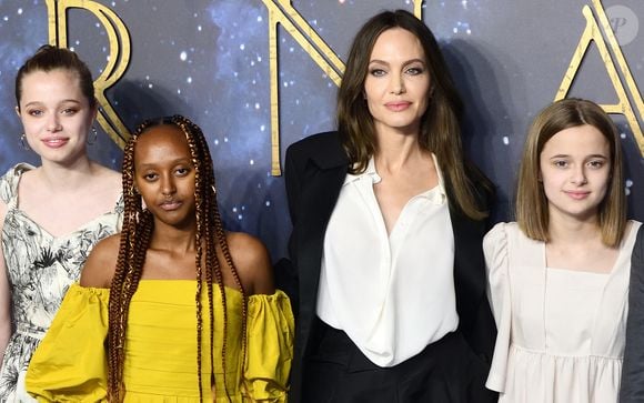 Angelina Jolie et ses filles Shiloh, Zahara et Vivienne au photocall de la projection du film Eternals (Les Eternels) au BFI Imax à Londres le 27 octobre 2021.