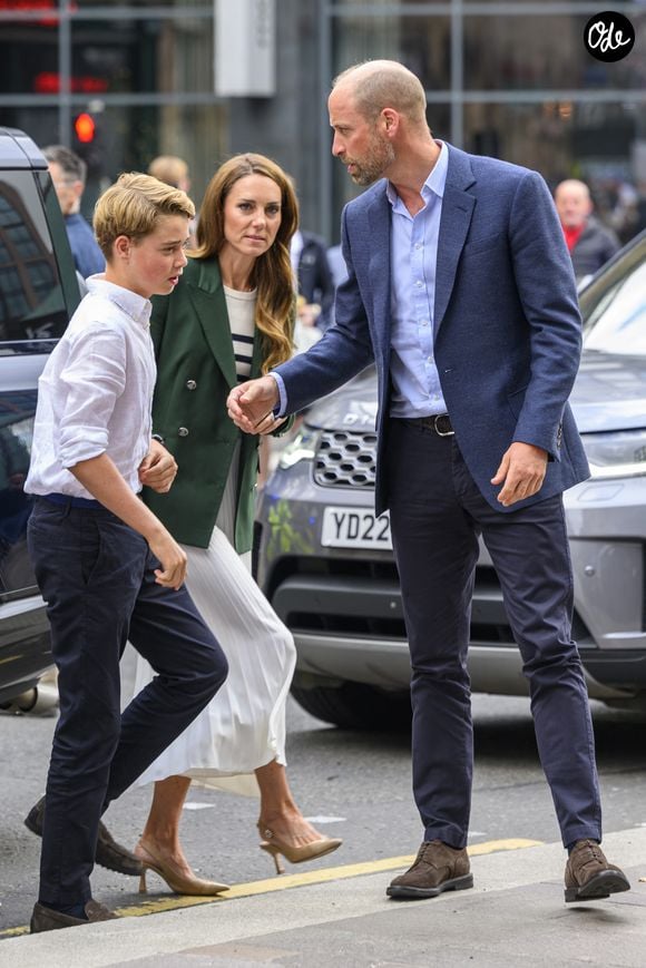 L'héritier du trône britannique intègre Eton College, école d'élite où son père a étudié.

Le prince William, prince de Galles, et Catherine (Kate) Middleton, princesse de Galles, avec leurs enfants le prince George de Galles, la princesse Charlotte de Galles et le prince Louis de Galles, au jour 9 des "Jeux du Commonwealth 2026" à l'OVO Hydro de Glasgow.