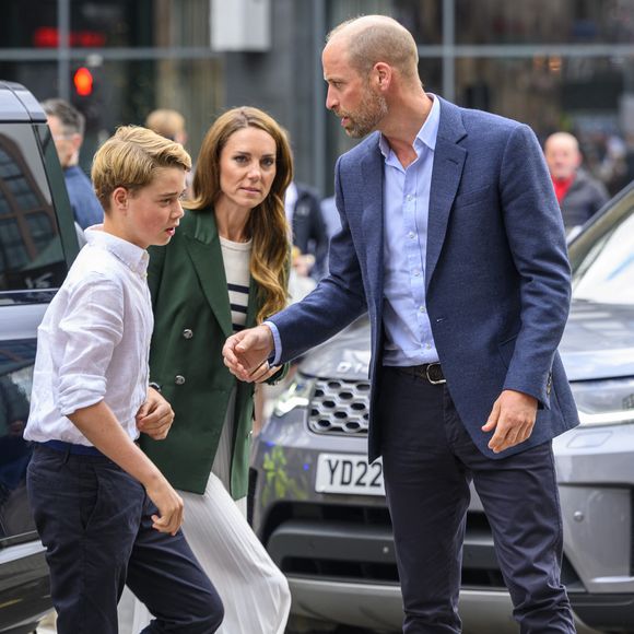 L'héritier du trône britannique intègre Eton College, école d'élite où son père a étudié.

Le prince William, prince de Galles, et Catherine (Kate) Middleton, princesse de Galles, avec leurs enfants le prince George de Galles, la princesse Charlotte de Galles et le prince Louis de Galles, au jour 9 des "Jeux du Commonwealth 2026" à l'OVO Hydro de Glasgow.