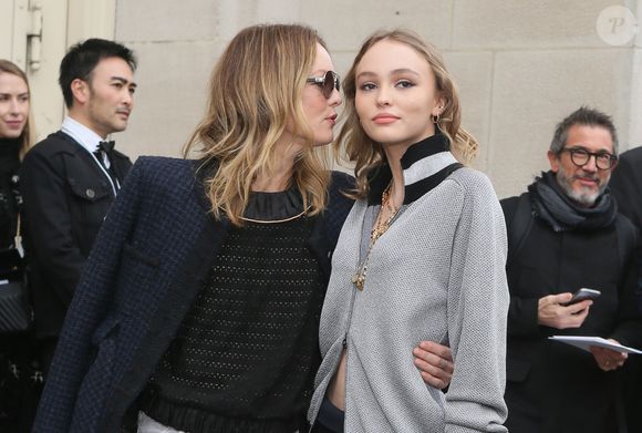 Vanessa Paradis et sa fille Lily-Rose Depp - Arrivées au défilé de mode prêt-à-porter automne-hiver 2017/2018 "Chanel" au Grand Palais à Paris. Le 7 mars 2017
© CVS-Veeren / Bestimage