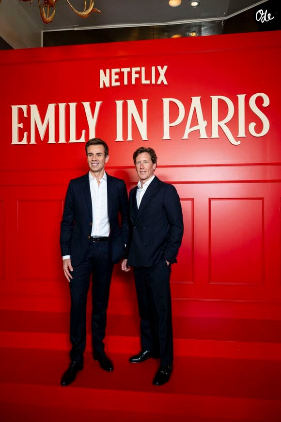 Jean-Baptiste Marteau et son compagnon Jean de Reynal lors de la première de la série “Emily in Paris” saison 5 au Grand Rex à Paris le 15 décembre 2025. © Pierre Perusseau / Bestimage