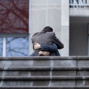 Les deux soeurs ont versé quelques larmes lors de la cérémonie

Lou Doillon et Charlotte Gainsbourg - Inauguration de la passerelle Jane Birkin devant les 41-43 quai de Valmy à Paris le 13 décembre 2025. © Cyril Moreau / Bestimage