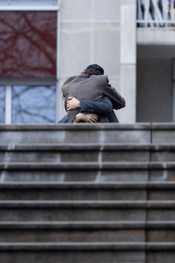 Les deux soeurs ont versé quelques larmes lors de la cérémonie

Lou Doillon et Charlotte Gainsbourg - Inauguration de la passerelle Jane Birkin devant les 41-43 quai de Valmy à Paris le 13 décembre 2025. © Cyril Moreau / Bestimage