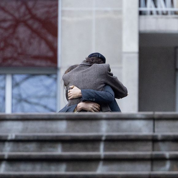 Les deux soeurs ont versé quelques larmes lors de la cérémonie

Lou Doillon et Charlotte Gainsbourg - Inauguration de la passerelle Jane Birkin devant les 41-43 quai de Valmy à Paris le 13 décembre 2025. © Cyril Moreau / Bestimage