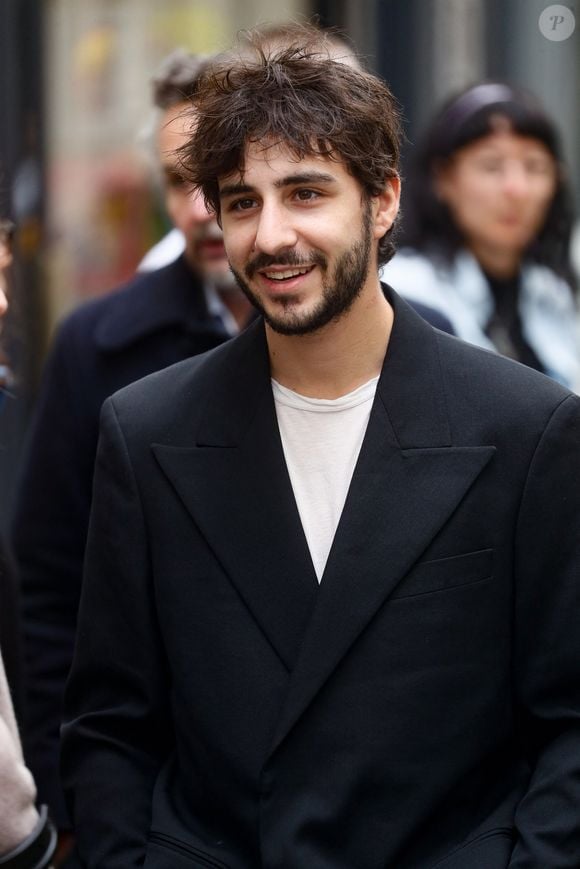 Ben Attal lors de la cérémonie de dévoilement de la plaque "Maison des Illustres" de la Maison Gainsbourg à Paris, France, le 2 avril 2024. © Christophe Clovis/Bestimage