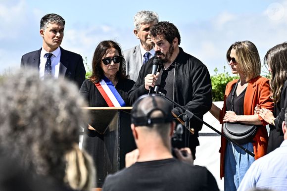 Jalil Narjissi avec sa femme Valérie et leur fille lors de l'inauguration d'un complexe sportif portant le nom de Medhi Narjissi, leur fils décédé lors d'un entrainement de rugby en Afrique du Sud.  Sainte-Colombe-en-Bruilhois, le 25 mai 2025.
Crédit : Thierry Breton/PsnewZ/Bestimage