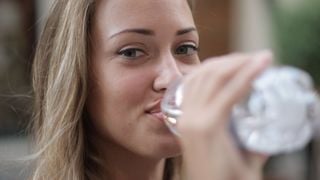 J'ai bu 2 litres d'eau par jour pendant 3 semaines : voici ce qui a vraiment changé sur ma peau