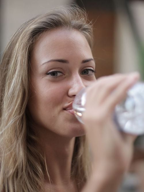 J'ai bu 2 litres d'eau par jour pendant 3 semaines : voici ce qui a vraiment changé sur ma peau