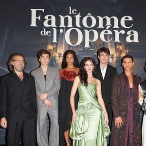 Le prestigieux Pathé Palace a accueilli l'équipe du film pour son avant-première, ce lundi 12 octobre 2026.

Alexandre Castagnetti, Axel Auriant, Laika Blanc-Francard, Deva Cassel, Julien de Saint-Jean, Guillaume Diop et Romain Duris - Avant-première du film "Le Fantôme de l'Opéra" au cinéma Pathé Palace à Paris le 12 octobre 2026. 

© Coadic Guirec/Bestimage