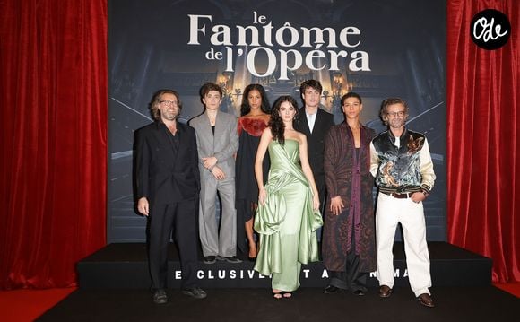 Le prestigieux Pathé Palace a accueilli l'équipe du film pour son avant-première, ce lundi 12 octobre 2026.

Alexandre Castagnetti, Axel Auriant, Laika Blanc-Francard, Deva Cassel, Julien de Saint-Jean, Guillaume Diop et Romain Duris - Avant-première du film "Le Fantôme de l'Opéra" au cinéma Pathé Palace à Paris le 12 octobre 2026. 

© Coadic Guirec/Bestimage