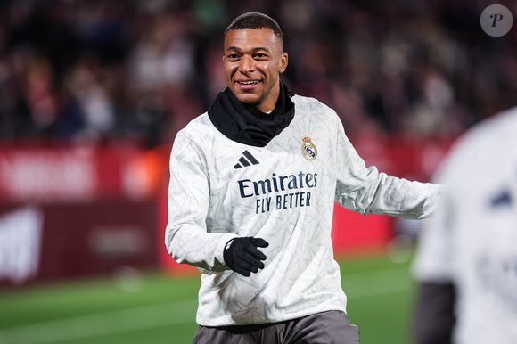 7 décembre 2024, Girona, Girona, ESPAGNE : Kylian Mbappé du Real Madrid s'échauffe pendant le championnat espagnol, La Liga EA Sports, match de football joué entre le Girona FC et le Real Madrid à l'Estadio de Montilivi le 07 décembre 2024 à Girona, Espagne © Javier Borrego/AFP7 via ZUMA Press Wire)