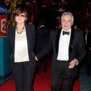 Michel Sardou et Anne-Marie Périer ont entrepris de grands travaux dans leur nouvelle villa, pensée comme un havre de paix loin de l’agitation médiatique.


Michel Sardou cas contact de R. Bachelot - Michel Sardou et sa femme Anne-Marie Périer - La 26e nuit des Molières aux Folies Bergère à Paris, le 2 juin 2014.