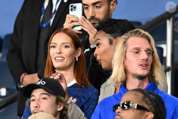 Maëva Coucke, autre figure du monde de la beauté, était aussi dans les gradins.

Maëva Coucke (Miss France 2018), Angélique Angarni-Filopon (Miss France 2025), Paul Mirabel - Célébrités dans les tribunes lors du match de qualification pour la Coupe du Monde 2026 entre la France et l'Islande (2-1) au Parc des Princes à Paris le 9 septembre 2025. © Lionel Urman/Bestimage