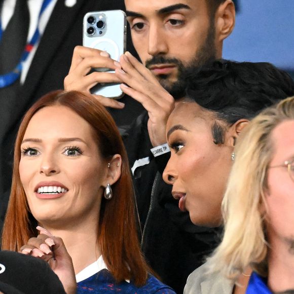 Maëva Coucke, autre figure du monde de la beauté, était aussi dans les gradins.

Maëva Coucke (Miss France 2018), Angélique Angarni-Filopon (Miss France 2025), Paul Mirabel - Célébrités dans les tribunes lors du match de qualification pour la Coupe du Monde 2026 entre la France et l'Islande (2-1) au Parc des Princes à Paris le 9 septembre 2025. © Lionel Urman/Bestimage
