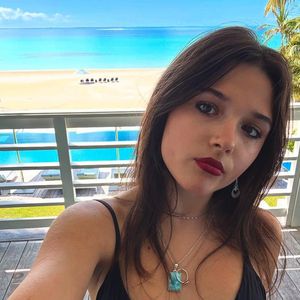 Elle rejoint une agence qui représente de nombreux "enfants de" stars.

Isabella Damon se lance dans une carrière dans le mannequinat. Capture d'écran Instagram