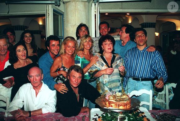 De Mick Jagger à Johnny Hallyday, les célébrités y ont multiplié les moments inoubliables, notamment autour de sa vaste piscine.

Archives - Eddie Barclay, Bernard Montiel, Johnny Hallyday, Régine, Henri Leconte, François Feldman, Nagui au Byblos à Saint-Tropez pour l'anniversaire de Jacqueline Veyssière.

© Angeli-Garcia / Bestimage