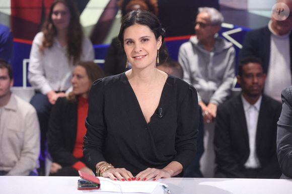 Exclusif - Apolline de Malherbe apparaît pour une interview sur BFM TV à Paris, France, le 04 décembre 2024. Photo par Jerome Dominé/ABACAPRESS.COM