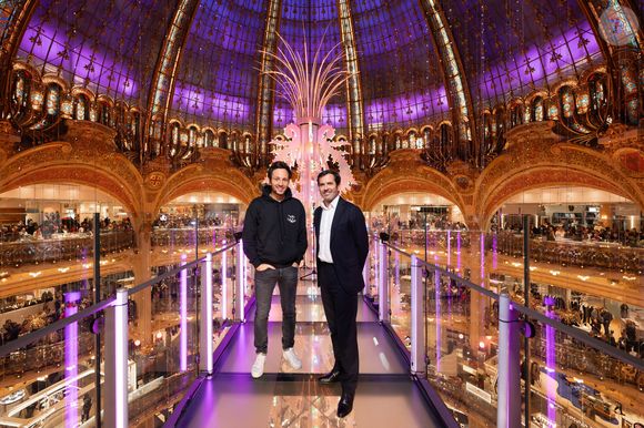 Vianney et Nicolas Houzé, Président du directoire du Groupe Galeries Lafayette et Directeur Général des Galeries Lafayette lors de l'inauguration du 130ème Noël aux Galeries Lafayette et des illuminations des vitrines, à Paris, France, le 14 novembre 2024.

© Paul Blind/Galeries Lafayette via Bestimage