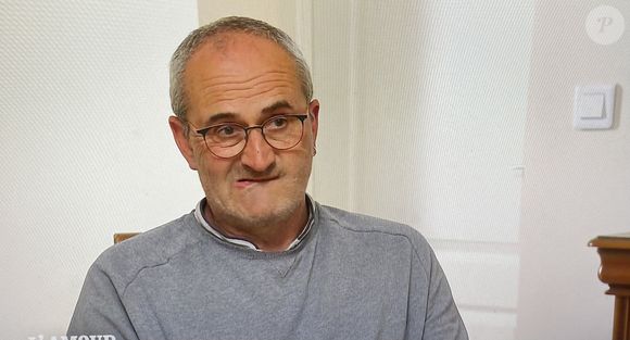 Gilles à la ferme avec ses prétendantes dans "L'amour est dans le pré"