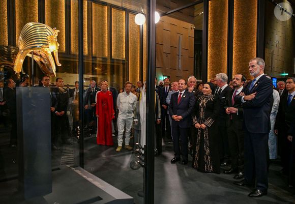 Le président égyptien Abdel Fattah Al-Sisi et la Première dame Entissar Al-Sisi assistent à la cérémonie d'inauguration du Grand Musée égyptien au Caire, en présence de délégations d'environ 80 pays, de représentants d'organisations internationales et régionales et de grandes entreprises mondiales. © Zuma Press/PsnewZ/Bestimage