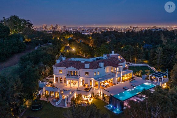 The Weeknd a acheté une propriété d'une valeur de 70 millions de dollars dans le quartier de Bel-Air à Los Angeles. La maison, massive, est conçue dans le style méditerranéen moderne. Elle est agrémentée d'un ensemble de terrasses extérieures, de balcons, de loggias et de patios qui culminent dans un grand pavillon surélevé au bord d'une piscine avec un bar, complété par des salons coiffés d'une pergola sur un côté. La piscine extérieure à débordements est l'une des deux piscines du domaine, l'autre se trouvant à l'intérieur de la maison.
Le 30 août 2021, Crédit Photo Press Service / Bestimage