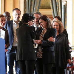 La maire de Paris, Anne Hidalgo accompagné de Emmanuel Grégoire est accueillie par Rachida Dati membre du parti Les Republicains (LR) et ancienne candidate aux élections municipales de Paris 2020, à son arrivée à la mairie de Paris pour la réunion du conseil de Paris qui l'élira officiellement après sa victoire aux élections municipales de Paris 2020 le week-end dernier. Le 3 juillet 2020, à Paris, France. © Stéphane Lemouton/Bestimage