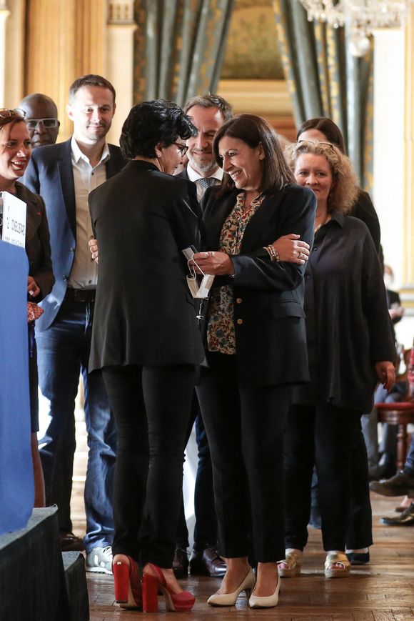 La maire de Paris, Anne Hidalgo accompagné de Emmanuel Grégoire est accueillie par Rachida Dati membre du parti Les Republicains (LR) et ancienne candidate aux élections municipales de Paris 2020, à son arrivée à la mairie de Paris pour la réunion du conseil de Paris qui l'élira officiellement après sa victoire aux élections municipales de Paris 2020 le week-end dernier. Le 3 juillet 2020, à Paris, France. © Stéphane Lemouton/Bestimage