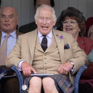 Le Roi Charles III d'Angleterre, la Reine Camilla et la Princesse Anne assistent aux "Braemar Gathering highland games" à Braemar au Royaume Uni (Dana Press / Bestimage).