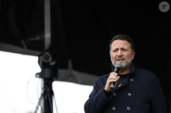 Il veille à préserver une vie normale pour eux malgré tout.

L'animateur et producteur de télévision, Arthur (Jacques Essebag) - Marche en hommage aux victimes de l'attaque du 7 octobre contre Israël par le Hamas, à Paris, le 6 octobre 2024. © Stéphane Lemouton / Bestimage