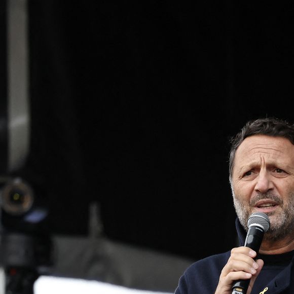 Il veille à préserver une vie normale pour eux malgré tout.

L'animateur et producteur de télévision, Arthur (Jacques Essebag) - Marche en hommage aux victimes de l'attaque du 7 octobre contre Israël par le Hamas, à Paris, le 6 octobre 2024. © Stéphane Lemouton / Bestimage